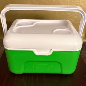Melissa & Doug  Kids Green and White lunch box Pre-owned good  condition.